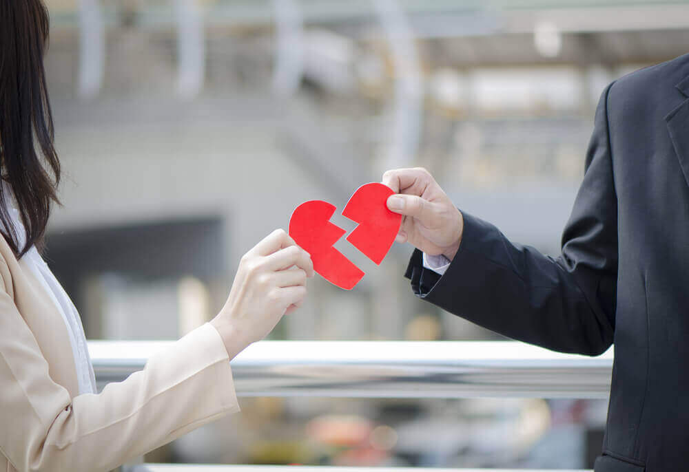 9 Semne că partenerul tău nu te mai iubește, chiar dacă nu recunoaște 52 1heartbroken couple
