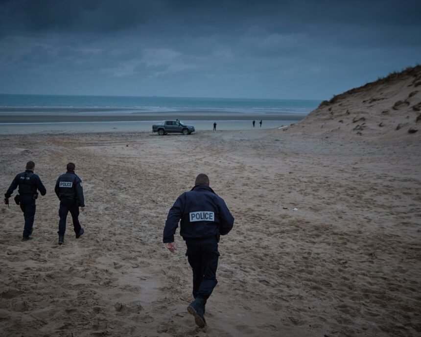 Marea Britanie va plăti Franței 16 milioane de lire pentru patrularea plajelor din canal 51 uk to pay france extra 16m in stopgap deal to patrol channel beaches 69cc339724554