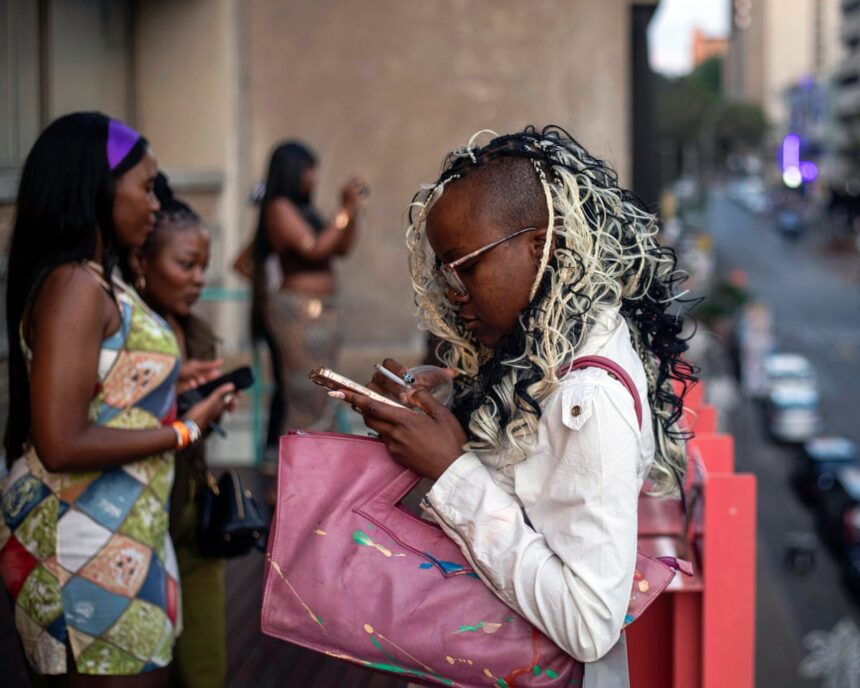 Experții avertizează asupra necesității de a preveni violența digitală în Africa 51 urgent action needed to prevent surge in digital violence in africa experts say 69cb5751acffb