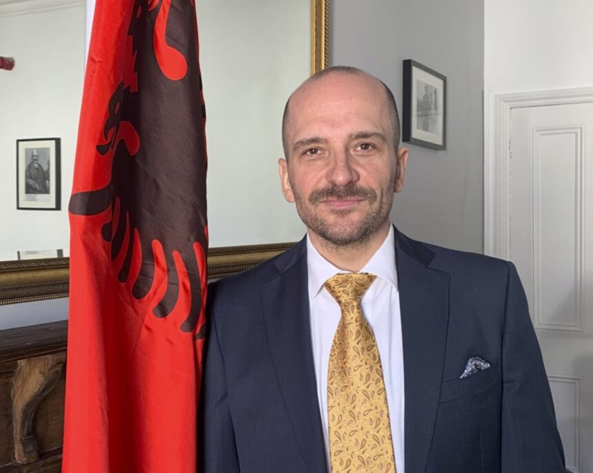 Ambasadorul acuză presa și politicienii de dreapta că stigmatizează albanezii din Marea Britanie 51 albanians in uk scapegoated by rightwing media and politicians says ambassador 69e7c81722f5d
