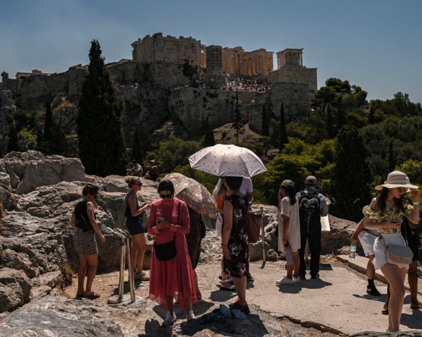 Primarul Atenei promite să salveze capitala de turismul în masă 51 athens cannot operate as a giant hotel mayor vows to rescue capital from overtourism 69ec91e8932c2