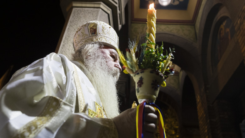Semnificația luminii sfinte din noaptea de Înviere și sfaturi pentru credincioși 51 ce semnifica lumina sfanta din noaptea de inviere ce trebuie sa stie credinciosii daca se stinge lumanarea in drum spre casa 69da1c2ad4848