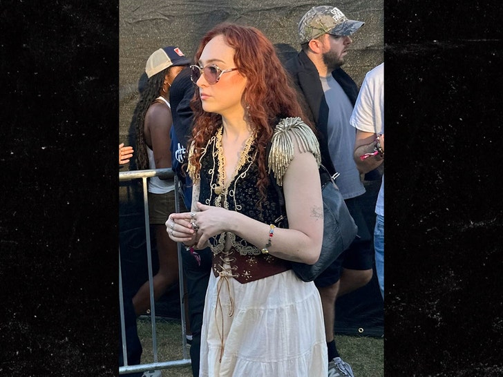 Chappell Roan revine la Coachella după incidentul de securitate 51 chappell roan resurfaces at coachella for first appearance since security debacle 69dc242343350