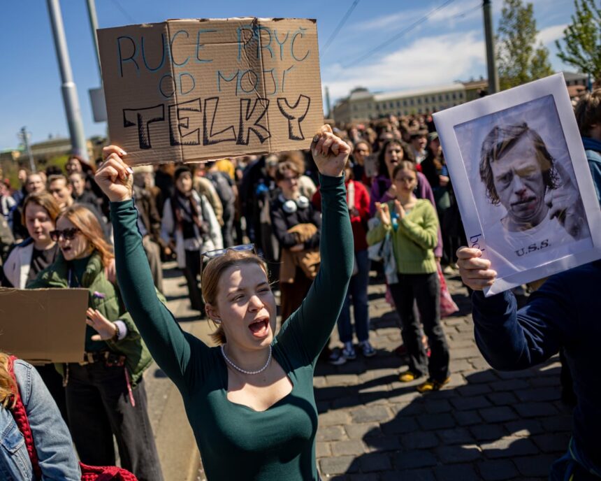 Jurnaliști cehi amenință cu grevă din cauza planului de eliminare a taxelor de licență 51 czech journalists threaten to strike over plan to scrap licence fees 69e99baf00d7d