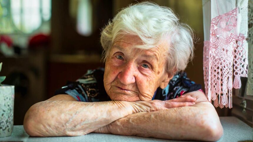 Bunica mea trăiește în două realități din cauza demenței, iar eu nu pot să ajut 51 dementia has my grandmother living in two different realities and im left to helplessly watch both 69d2c80dd8264