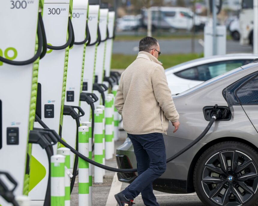 Vânzările de mașini electrice cresc cu 51% în Europa, din cauza războiului din Iran 51 electric car sales soar 51 in mainland europe as iran war drives up fuel prices 69e610a8b82f4