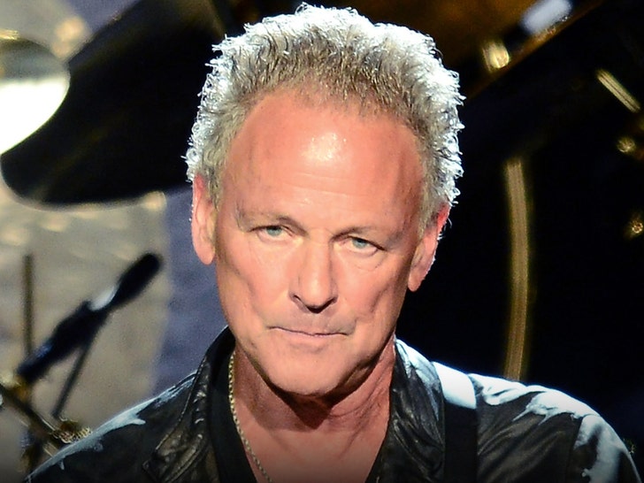 Lindsey Buckingham, fost chitarist Fleetwood Mac, atacat de o femeie 51 ex fleetwood mac guitarist lindsey buckingham allegedly attacked by woman 69cd4ce7e1c59