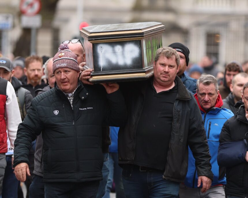 Proteste împotriva prețului carburanților provoacă haos în Irlanda și se extind în Norvegia 51 fuel price protests cause chaos in ireland and spread to norway 69d90aa89ce1f