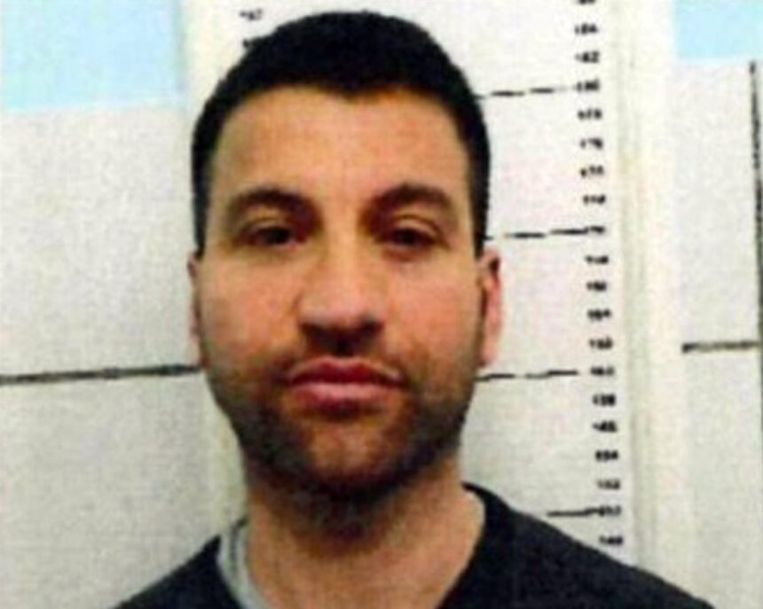Liderul mafiei căutat pentru omor, arestat la o vilă de lux pe coasta Amalfi 51 fugitive mafia boss wanted for murder arrested at amalfi coast luxury villa 69d209b04783b