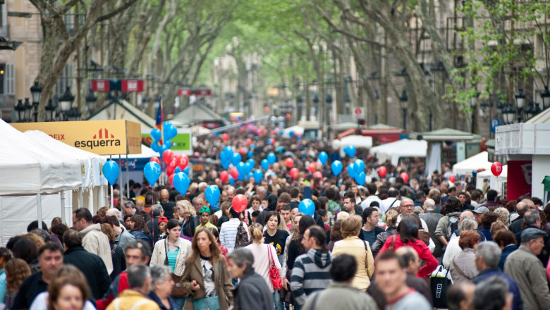 gata cu afisele stridente cu paella si bere razboiul barcelonei cu kitsch ul turistic de pe la rambla 69e48c87e46dc