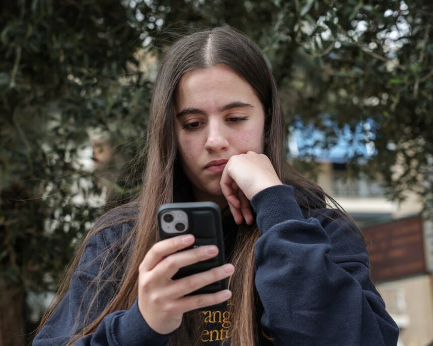 Grecia interzice rețelele sociale pentru persoanele sub 15 ani din cauza anxietății și a problemelor de somn 51 greece announces social media ban for under 15s citing anxiety and sleep problems 69d68e6face90