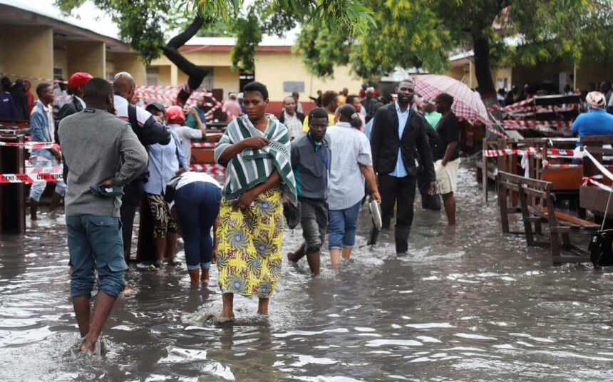 Valurile de căldură, inundațiile și incendiile amenință democrația, arată un raport 51 heatwaves floods and wildfires pose rising threat to democracy report finds 69ec850ab9046
