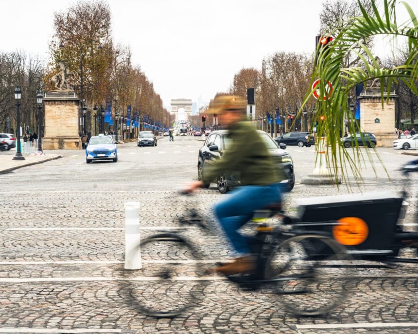 Cum Parisul a înlocuit mașinile cu biciclete și a transformat străzile 51 how paris swapped cars for bikes and transformed its streets 69d24ee76f485