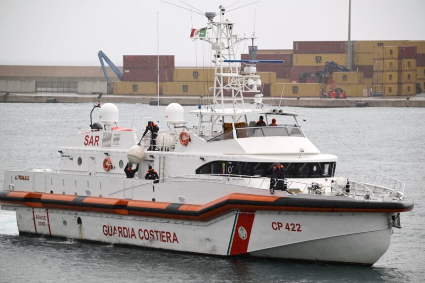 Paza de coastă italiană a recuperat 19 cadavre dintr-o barcă lângă Lampedusa 51 italian coastguard recovers 19 bodies from boat in sea near lampedusa 69cd3fe94c4e4