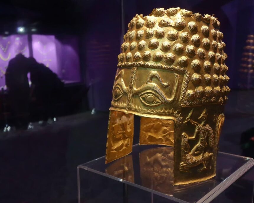 Căciula de aur românească veche de 2.500 de ani a fost găsită 51 its amazing stolen 2500 year old romanian gold helmet has been found 69ce6d19eb830