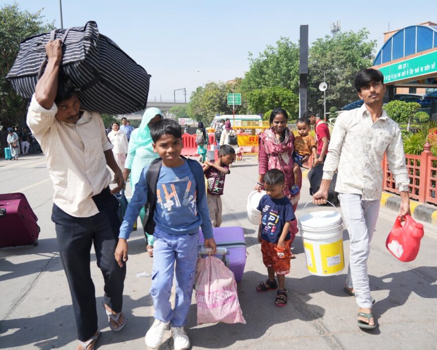 Muncitorii migranți părăsesc orașele Indiei din cauza crizei provocate de războiul din Iran 51 ive not had proper food for days migrant workers leave indias cities as iran war fuel crisis deepens 69dde74beb596