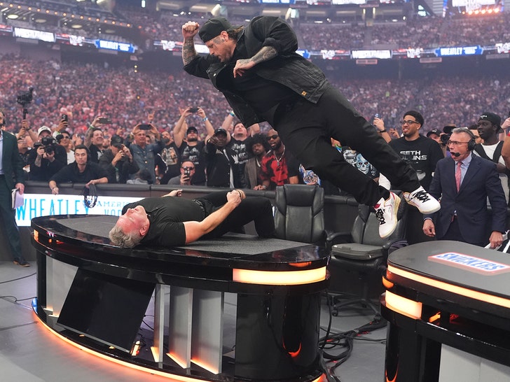 Jelly Roll îl aruncă pe Pat McAfee printr-o masă la WrestleMania 51 jelly roll smashes pat mcafee through a table at wrestlemania 69e4caf724b2e