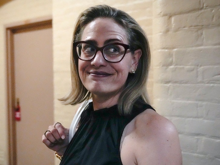 Kyrsten Sinema s-a despărțit de bărbatul căsătorit, divorțul partenerului său s-a finalizat 51 kyrsten sinema no longer sleeping with married man bfs divorce finalized 69f31b83064f5