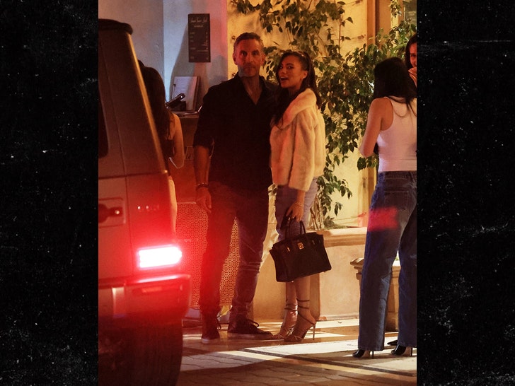 Mauricio Umansky văzut cu o vedetă de la 'Love Island' în mijlocul unor probleme familiale 51 mauricio umansky spotted with love island star amid family drama 69d18ea9854c4