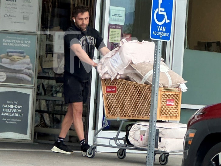 Jordan Ngatikaura, soția mormonă, face shopping la HomeGoods în timpul divorțului de Jessi Draper 51 mormon wives jordan ngatikaura goes homegoods shopping amid jessi draper divorce 69ccd1fa46b1a