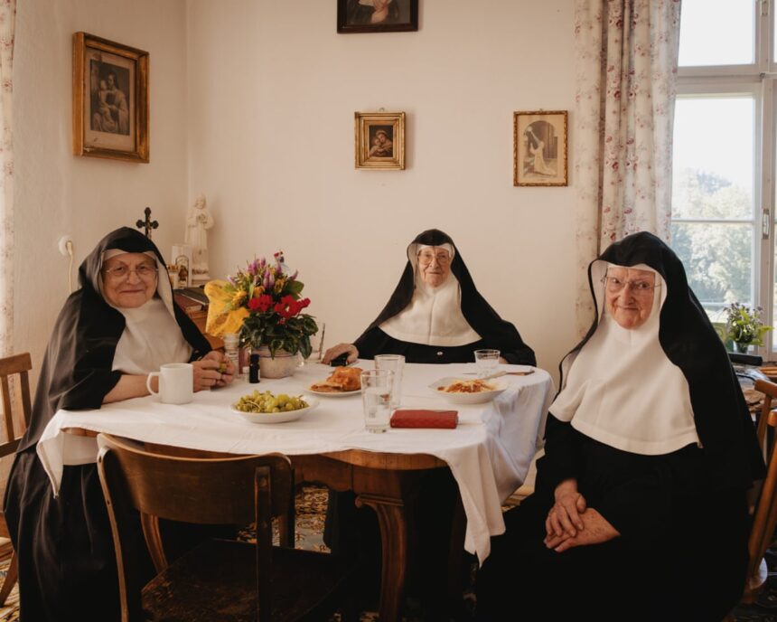 Călugărițele care s-au întors în conventul austriac sunt mai aproape de a rămâne 51 nuns who broke back into their austrian convent are step closer to being able to stay 69cf946b3db09