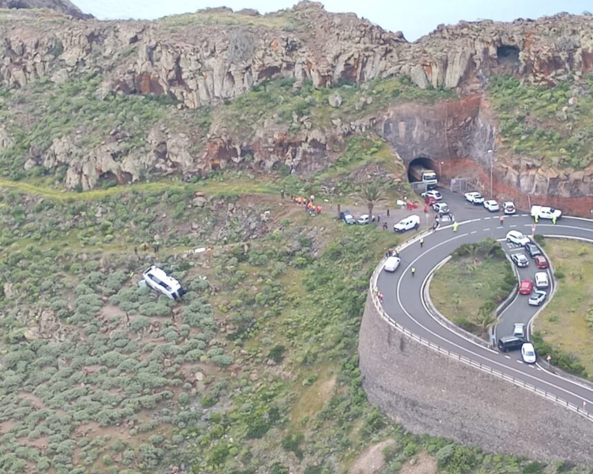 Un mort și 27 de răniți în accidentul unui autobuz cu turiști britanici în Canare 51 one dead and 27 injured after bus with british passengers crashes in canary islands 69d926c816829