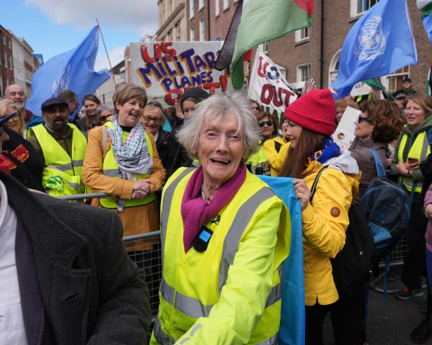 Activist de pace de 91 de ani traversează Irlanda pentru a protesta împotriva escaladărilor militare ale SUA 51 peace activist 91 walks across ireland in protest against us military stopovers 69e0094108729