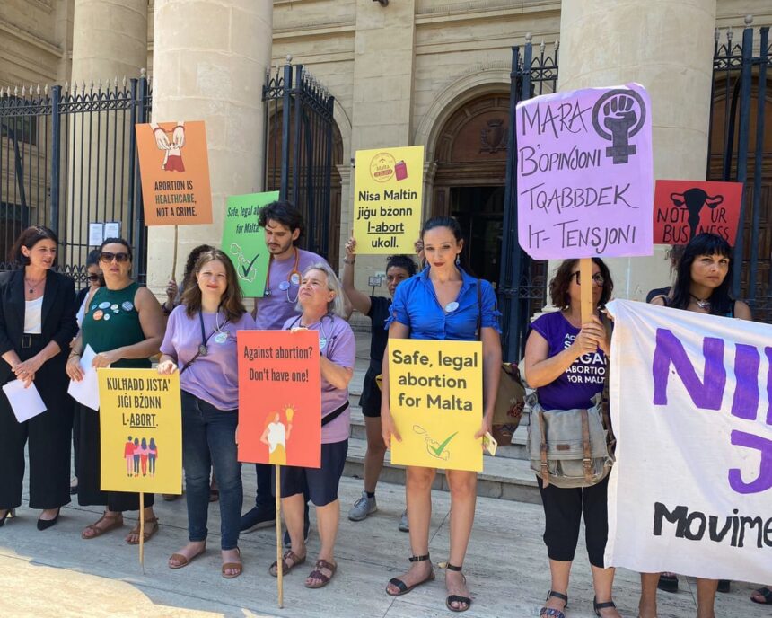 Susținătorii dreptului la avort din Malta creează cutii cu pastile pentru avort 51 pro choice campaigners in malta create lockboxes containing abortion pills 69ef5a631b8ac