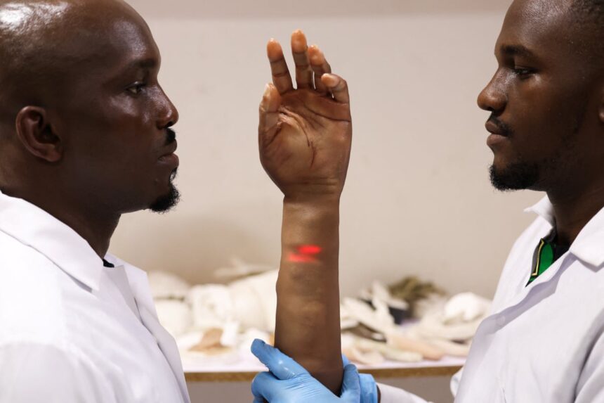 Frații care dezvoltă membre artificiale inovatoare pentru africani 51 prosthetics arent made for people like us the brothers creating innovative artificial limbs for africans 69cca8bf85892