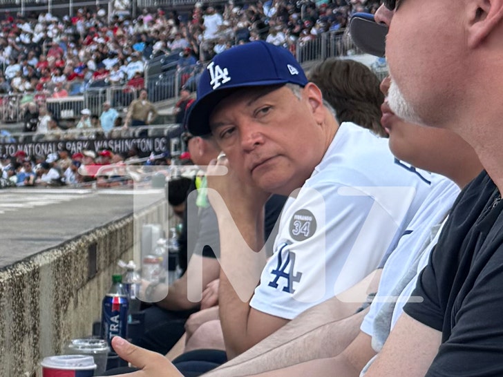 Senatorul Alex Padilla participă la un meci Dodgers în Washington, D.C 51 senator alex padilla takes in dodgers game in washington d c 69d1a4ef61361