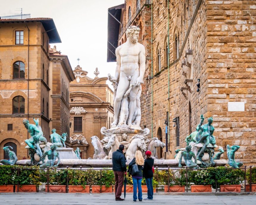 Tourist acuzat că a deteriorat o fântână istorică din Florența în timpul unei glume pre-nuntă 51 tourist charged with damaging historic florentine fountain in pre wedding prank 69e8feb415afb