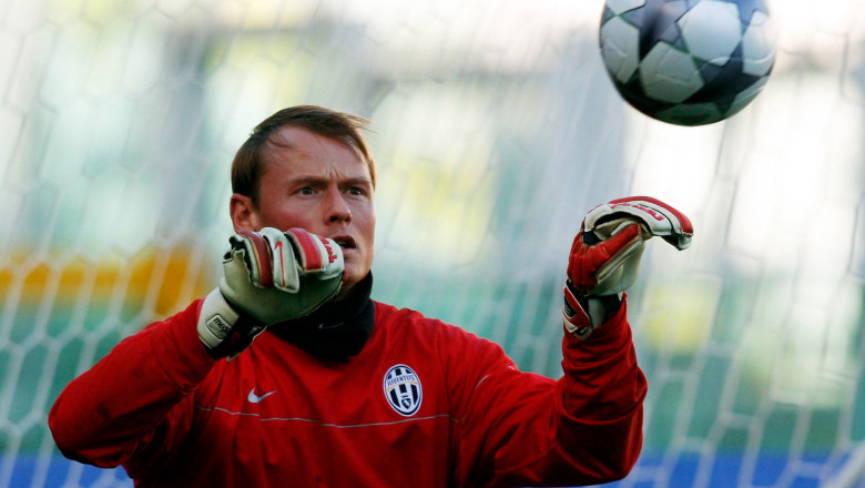 Alex Manninger, fost portar la Arsenal și Juventus, a murit la 48 de ani 51 tragedie in fotbal alex manninger fost portar la arsenal si juventus mort la 48 de ani dupa ce masina sa a fost lovita de tren 69e253f89cf87