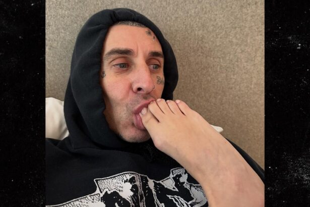 travis barker sucks on kourtney kardashians toes 69e6363b7216b