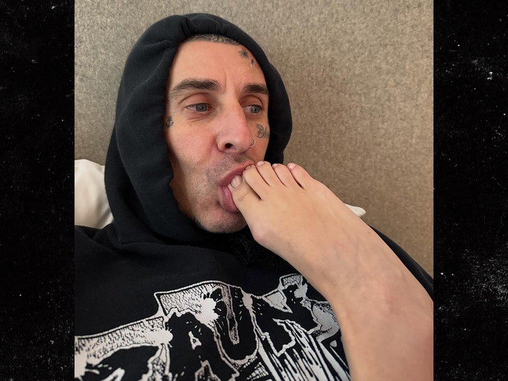 travis barker sucks on kourtney kardashians toes 69e6363b7216b