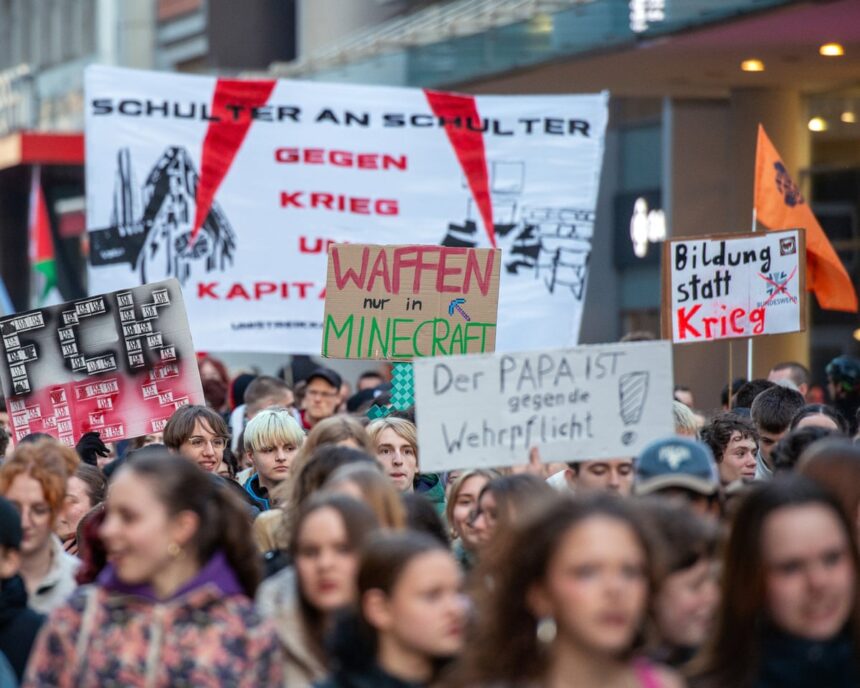 Proteste în Germania din cauza legii ce impune bărbaților aprobat militar pentru șederi lungi în străinătate 51 uproar in germany over law requiring men get military approval for long stays abroad 69d25e11cc2a2