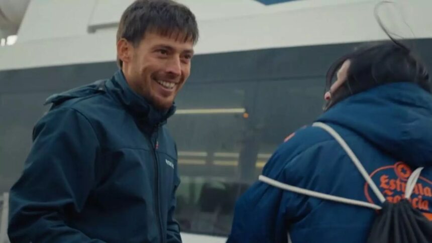 David Silva a muncit pentru un suporter ca acesta să ajungă la meci 51 video ce gest david silva i a tinut locul la munca unui suporter pentru a l lasa sa mearga la meci 69dfc7f6d7252