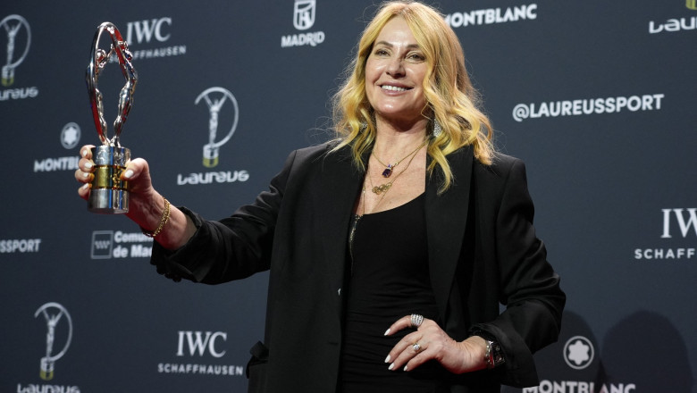 La 50 de ani de la „10 perfect”, Nadia a primit „Oscarul sportului” 51 video la 50 de ani de la 10 perfect nadia a primit oscarul sportului discursul emotionant al gimnastei 69e8ad8b51ef5