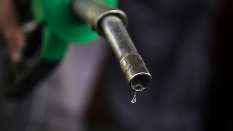 Prețurile carburanților scad în România: motorina sub 9,60 lei/litru, benzina aproape de 8,70 lei 51 video preturile carburantilor continua sa scada in romania motorina a coborat sub 960 lei litru iar benzina se apropie de 870 lei 69da285c81f93