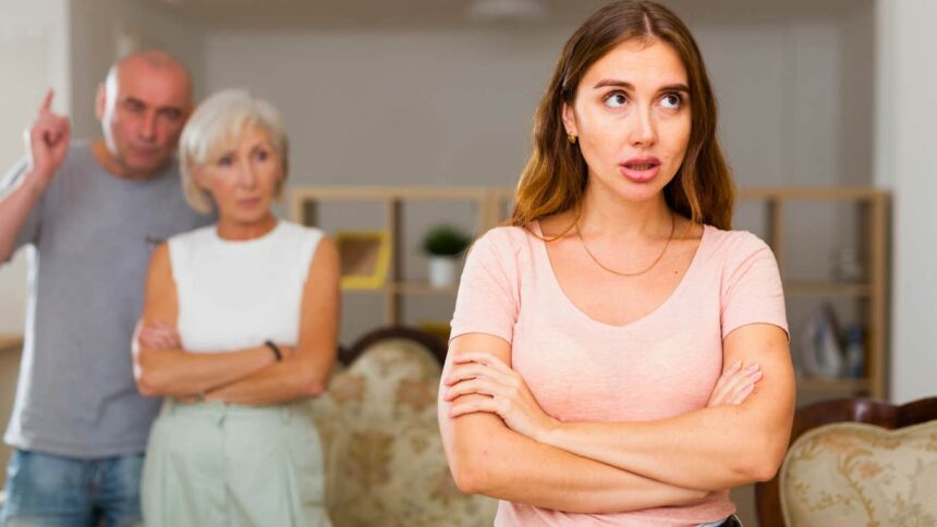 11 semne clare că ești țapul ispășitor al familiei, din cauza ignorării comportamentului negativ al altora 51 11 clear signs youre the family scapegoat likely because you refused to ignore other peoples bad behavior 6a07a0231f786