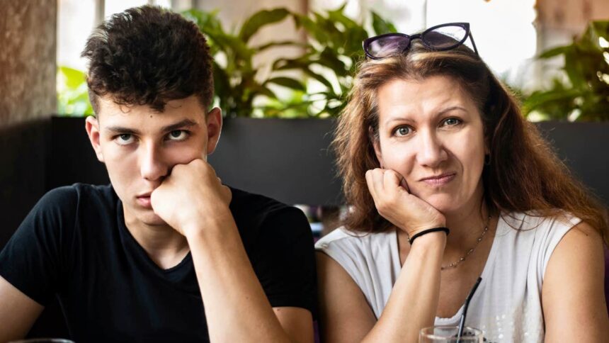 11 lucruri pe care părinții nu le realizează că le fac pentru a-și face copiii adulți să se simtă neîndrăgiți 51 11 things parents dont realize they do to make their adult children feel unloved 69fb39639faf8