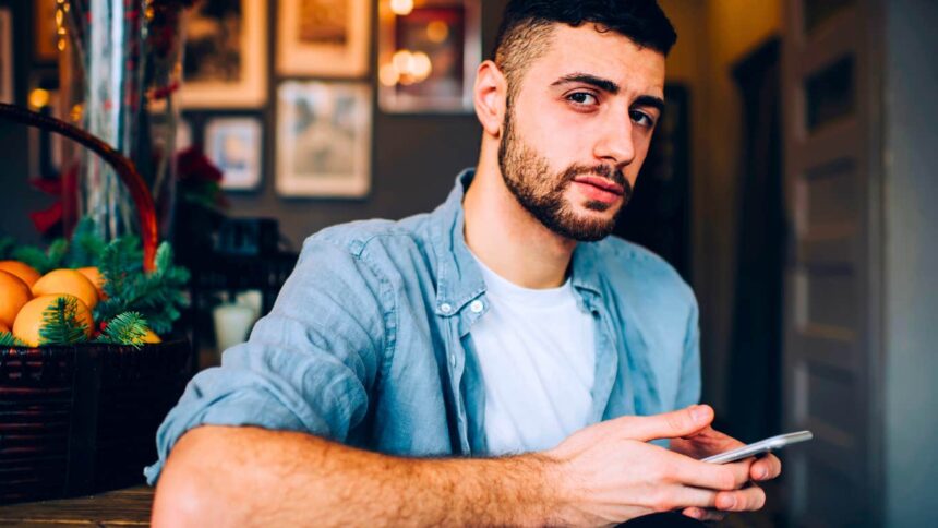 11 mesaje incomode de la copiii adulți care semnalează o distanțare față de părinți 51 11 uncomfortable text messages from adult kids that mean theyre drifting away from their parents 6a14426c1ac5f