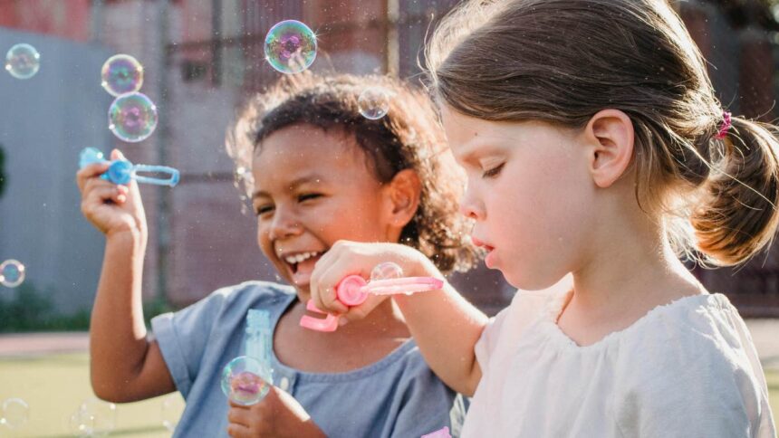 5 metode de a oferi copiilor o vară fără ecrane, plină de distracție ca în anii '90 51 5 ways to give your kids a sprinkler running screen free 90s summer 6a119f5f706e2