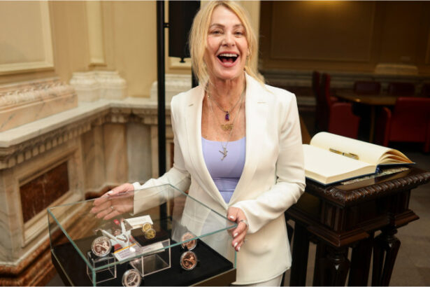 galerie foto bnr a lansat monede dedicate implinirii a 50 de ani de la primul 10 obtinut de nadia comaneci la jocurile olimpice 6a18745585194