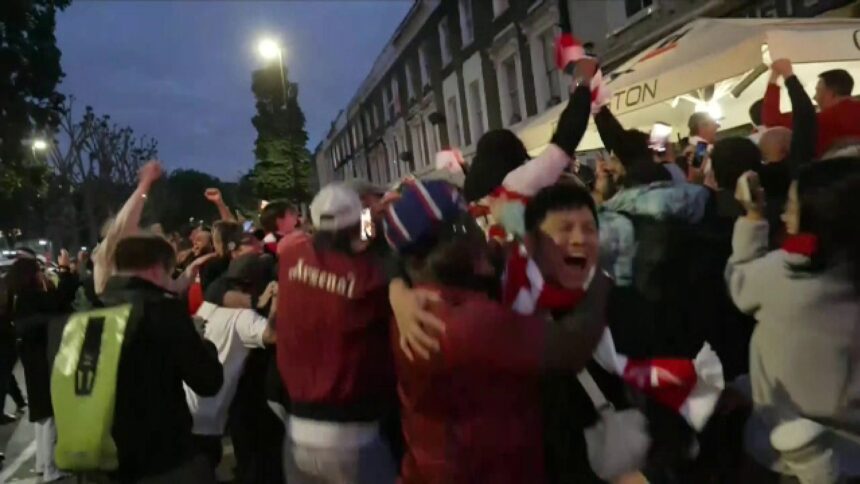 Fanii lui Arsenal sărbătoresc victoria în Premier League: „Nu mă pot opri din plâns!” 51 galerie foto fanii lui arsenal exulta dupa ce tunarii au castigat premier league nu ma pot opri din plans victorie fara sa atingem 6a0cd3409d60c
