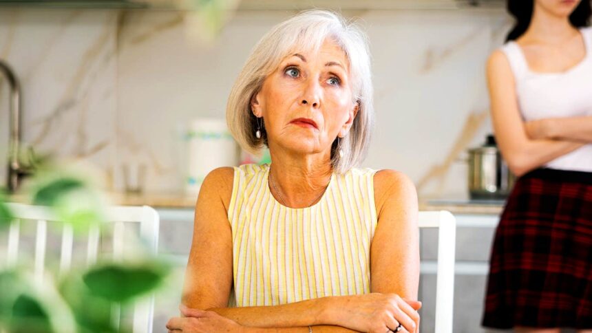 10 expresii care îți vor părea cunoscute dacă mama ta era pasiv-agresivă și critică 51 if your mom was very passive aggressive critical these 10 phrases will sound eerily familiar 6a18c37a36828
