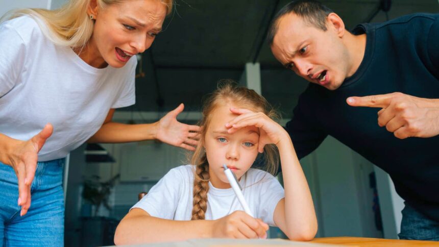 Comportamente toxice ale părinților care afectează copiii pe termen lung 51 low quality parents rely on 11 toxic behaviors that affect their kids for life 6a17017e0ba07