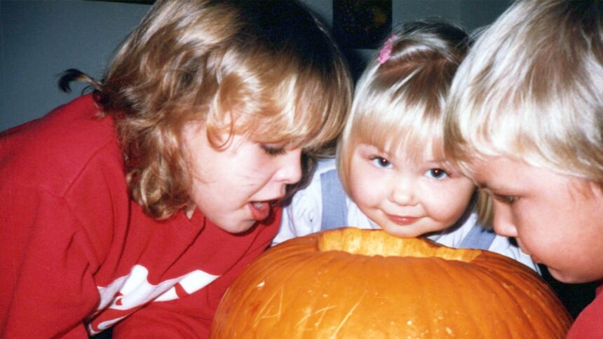 8 lecții de viață învățate de la frații mai mici care rămân pentru totdeauna 51 8 lessons people learn from having younger siblings that stick with them forever 6a39f15783330