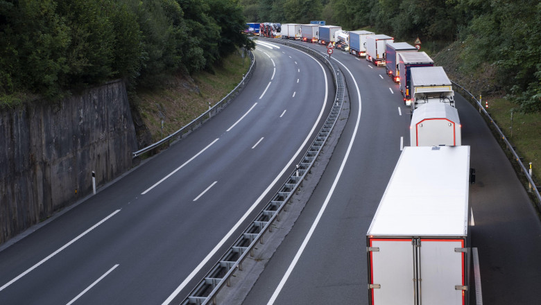 Restricții de circulație pentru camioane în 16 județe din cauza caniculei 51 cnair impune restrictii de circulatie autovehiculelor de peste 75 tone in 16 judete din cauza caniculei 6a3e7fd0b5513