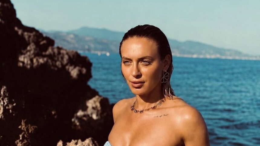 Ana Bogdan, fără inhibiții în vacanță: poze în costum de baie după problemele medicale 51 galerie foto ana bogdan a uitat de inhibitii in vacanta departe de teren din cauza problemelor medicale sportiva s a fotografiat in costum de baie 6a365a7d064f6