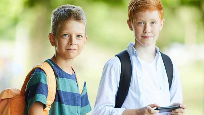 Copiii care primesc telefoane înainte de 12 ani riscă 3 probleme de sănătate în adolescență, arată un studiu 51 kids who get phones before age 12 are more likely to develop 3 health issues as teenagers finds study 6a3d754a217ce